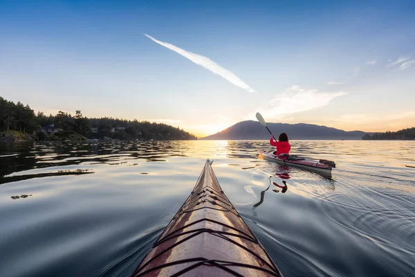 Abenteuerlustige Frau Paddelt Kajak Pazifik Sonniger Sommersonnenuntergang Aufgenommen Der Nähe — Stockfoto