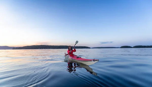 Äventyrlig Kvinna Havskajak Paddling Stilla Havet Solig Sommarsolnedgång Tagen Nära — Stockfoto