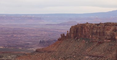 Desert Canyon 'daki Manzaralı Amerikan Manzarası ve Kızıl Kaya Dağları. Bahar sezonu. Canyonlands Ulusal Parkı. Utah, Birleşik Devletler. Doğa Arkaplanı.