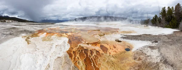 Hot Spring Geyser Colorful Water American Landscape Cloudy Sky Yellowstone — Fotografia de Stock