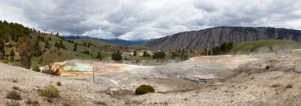Hot Spring Geyser Colorful Water American Landscape Cloudy Sky Yellowstone — Zdjęcie stockowe