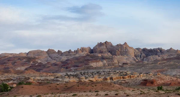 Κόκκινα Βράχια Στην Έρημο Στο Σάνραϊζ Άνοιξη Στο Πάρκο Γκόμπλιν — Φωτογραφία Αρχείου