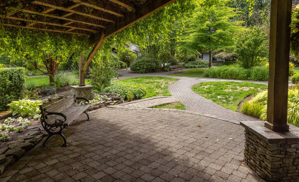 Все садоводы в современном пригородном городском парке. Летний сезон. Лэнгли, Большой Ванкувер, Британская Колумбия, Канада.