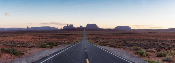 Scenic Road Dry Desert Red Rocky Mountains Background Oljato Monument — Fotografia de Stock