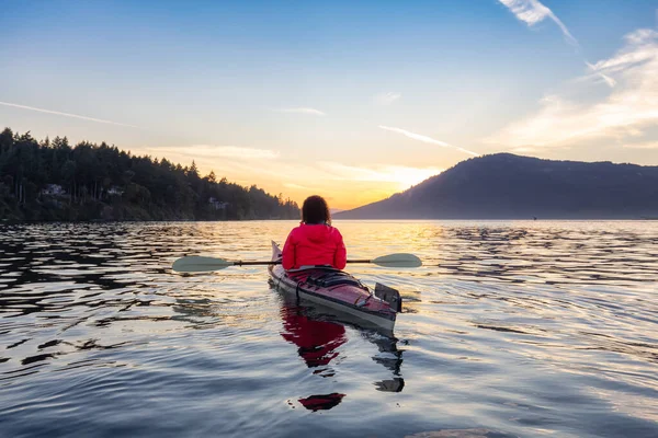 太平洋海上独木舟漂流中的冒险女子 夕阳西下 在加拿大不列颠哥伦比亚省温哥华群岛维多利亚附近拍摄 — 图库照片