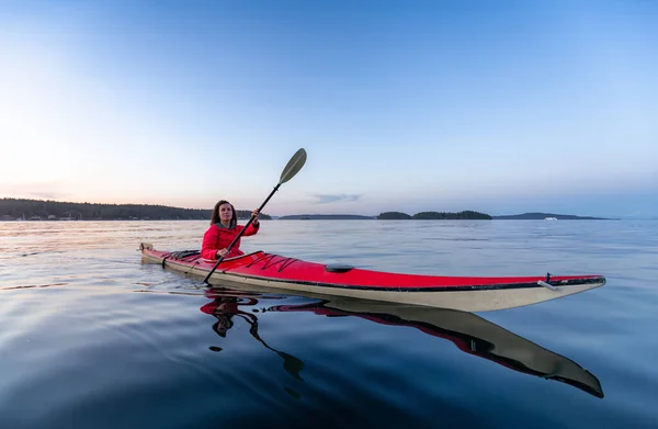 Äventyrlig Kvinna Havskajak Paddling Stilla Havet Solig Sommarsolnedgång Tagen Nära — Stockfoto