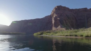 Colorado Nehri, Glen Kanyonu, Arizona, Amerika Birleşik Devletleri. Amerikan Dağları Doğa Manzarası Arkaplanı. Güneşli Gündoğumu. Yavaş Hareket