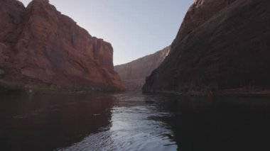 Colorado Nehri, Glen Kanyonu, Arizona, Amerika Birleşik Devletleri. Amerikan Dağları Doğa Manzarası Arkaplanı. Güneşli Gündoğumu. Yavaş Hareket