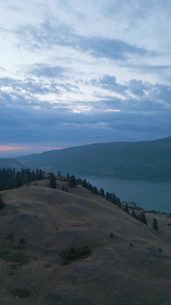 Aerial View Canadian Landscape Kalamalka Lake Mountains Colorful Cloudy Summer — ストック動画