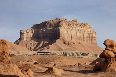 Kızıl Kaya oluşumları ve Çölde Gündoğumunda Serseriler. Bahar sezonu. Goblin Vadisi Eyalet Parkı. Utah, Birleşik Devletler. Doğa Arkaplanı.