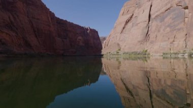 Colorado Nehri, Glen Kanyonu, Arizona, Amerika Birleşik Devletleri. Amerikan Dağları Doğa Manzarası Arkaplanı. Güneşli Gündoğumu. Yavaş Hareket