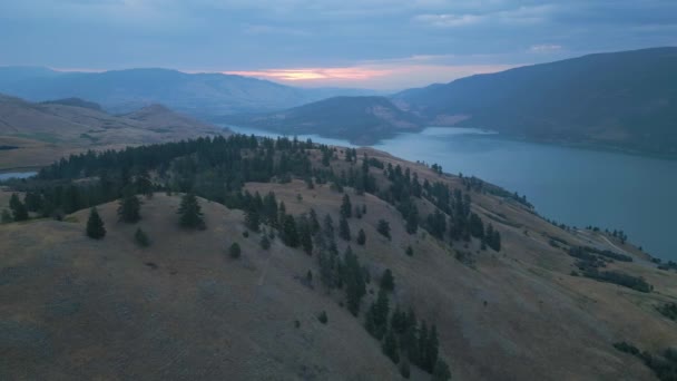 Aerial View Canadian Landscape Kalamalka Lake Mountains Colorful Cloudy Summer — ストック動画