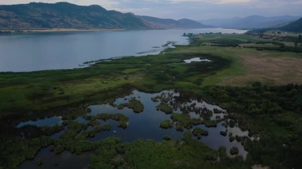 Aerial View Okanagan Lake Farm Lands Mountain Landscape Cloudy Sunset — Stockvideo