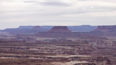 Desert Canyon 'daki Manzaralı Amerikan Manzarası ve Kızıl Kaya Dağları. Bahar sezonu. Canyonlands Ulusal Parkı. Utah, Birleşik Devletler. Doğa Arkaplanı.