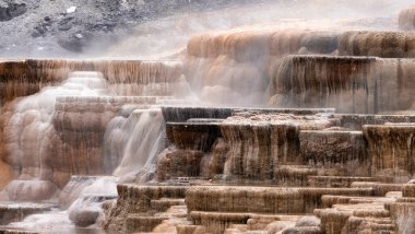 Renkli zemin formasyonlu Sıcak Bahar Manzarası. Mamut Kaplıcaları, Yellowstone Ulusal Parkı, Wyoming, ABD. Doğa Arkaplanı.