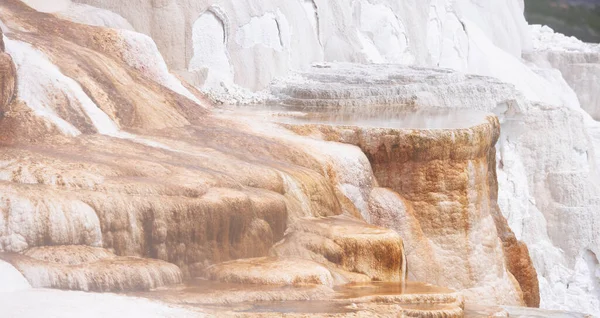 Gorący Wiosenny Krajobraz Kolorowym Kształtem Terenu Mammoth Hot Springs Yellowstone — Zdjęcie stockowe