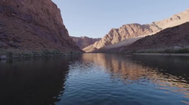 Colorado Nehri, Glen Kanyonu, Arizona, Amerika Birleşik Devletleri. Amerikan Dağları Doğa Manzarası Arkaplanı. Güneşli Gündoğumu. Yavaş Hareket