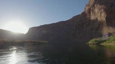 Colorado Nehri, Glen Kanyonu, Arizona, Amerika Birleşik Devletleri. Amerikan Dağları Doğa Manzarası Arkaplanı. Güneşli Gündoğumu. Yavaş Hareket