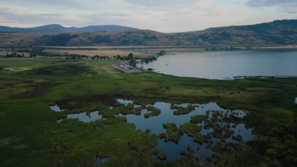 Aerial View Okanagan Lake Farm Lands Mountain Landscape Cloudy Sunset — ストック動画