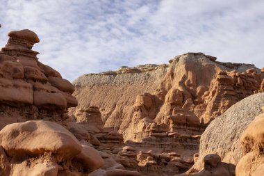 Kızıl Kaya oluşumları ve Çölde Gündoğumunda Serseriler. Bahar sezonu. Goblin Vadisi Eyalet Parkı. Utah, Birleşik Devletler. Doğa Arkaplanı.