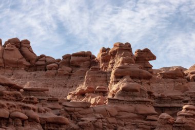 Kızıl Kaya oluşumları ve Çölde Gündoğumunda Serseriler. Bahar sezonu. Goblin Vadisi Eyalet Parkı. Utah, Birleşik Devletler. Doğa Arkaplanı.