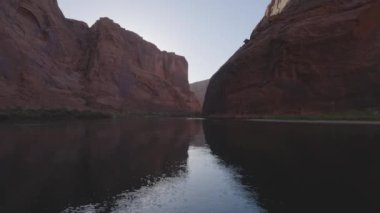 Colorado Nehri, Glen Kanyonu, Arizona, Amerika Birleşik Devletleri. Amerikan Dağları Doğa Manzarası Arkaplanı. Güneşli Gündoğumu. Yavaş Hareket
