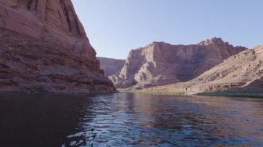 Colorado Nehri, Glen Kanyonu, Arizona, Amerika Birleşik Devletleri. Amerikan Dağları Doğa Manzarası Arkaplanı. Güneşli Gündoğumu. Yavaş Hareket