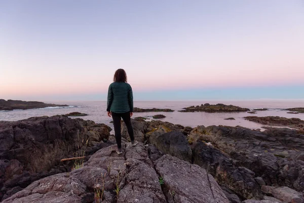 Adventurous Women Standing Looking Ocean Canadian Nature Sunrise Англійською Стародавні — стокове фото