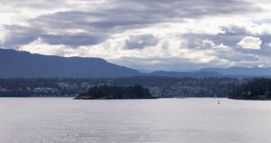 Bulutlu bir günde ağaçlı ve evli adalar. Yaz sezonu. Nanaimo, Vancouver Adası, British Columbia, Kanada. Şehir Arkaplanı.