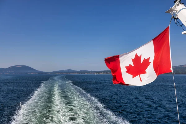 Canadian National Flag Back Ship Traveling Vancouver Island British Columbia — Φωτογραφία Αρχείου