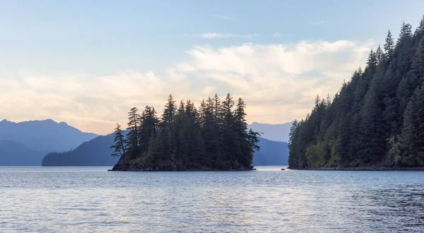 Ağaçları ve gölü olan Kanada Dağ manzarası. Güneşli Yaz Günbatımı Gökyüzü. Harrison Kaplıcaları, British Columbia, Kanada. Doğa Arkaplanı