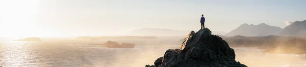 Adventurous Man Hiking Rocky Coast Mountains Dramatic Sunset Sky Adventure — Stockfoto