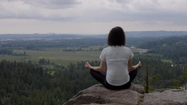 Adventurous Woman Meditation Overlooking Canadian Nature Landscape Minnekhada Regional Park — Vídeo de Stock