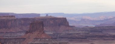 Desert Canyon 'daki Manzaralı Amerikan Manzarası ve Kızıl Kaya Dağları. Bahar sezonu. Canyonlands Ulusal Parkı. Utah, Birleşik Devletler. Doğa Arkaplanı.