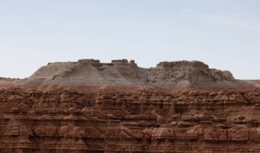 Kızıl Kaya oluşumları ve Çölde Gündoğumunda Serseriler. Bahar sezonu. Goblin Vadisi Eyalet Parkı. Utah, Birleşik Devletler. Doğa Arkaplanı.