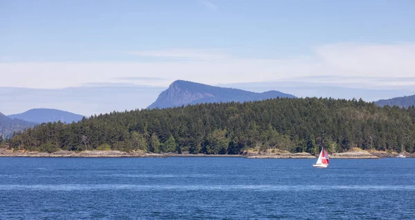 Sailboat Canadian Landscape Ocean Mountains Summer Season Gulf Islands Vancouver — Foto Stock