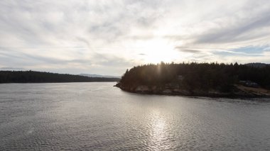 Kanada 'nın okyanus ve dağ manzarası. Yaz sezonu günbatımı. Vancouver Adası yakınlarındaki Körfez Adaları, British Columbia, Kanada. Kanada Peyzajı. Galiano Adası