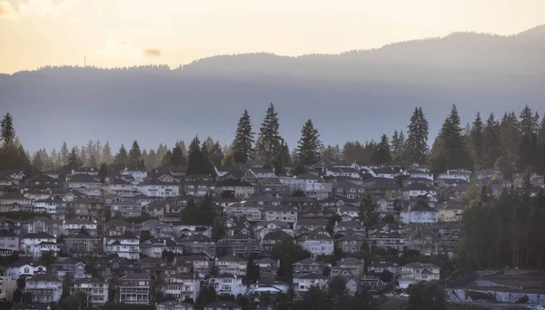Wohnhäuser Einer Modernen Stadt Mit Berggipfeln Hintergrund Port Coquitlam Vancouver — Stockfoto