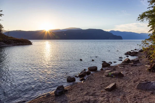 木々や湖とカナダの山の風景 晴れ夏の夕焼け空 カナダのブリティッシュコロンビア州ハリソン温泉 自然背景 — ストック写真