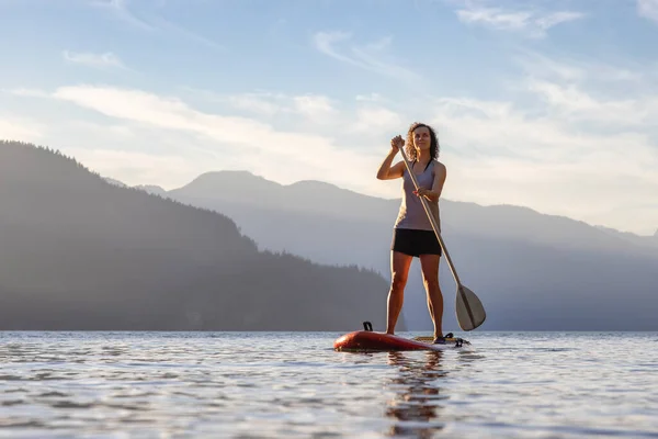 Avontuurlijke Vrouw Peddelend Een Peddelplank Een Vredig Meer Zonnige Zonsondergang — Stockfoto