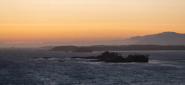 Волны Тихом Океане Скалистом Пляже Западное Побережье Солнечный Летний Закат — стоковое фото