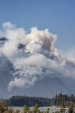 BC Orman Ateşi ve Duman, sıcak ve güneşli bir yaz gününde Umut 'un yakınındaki dağın üzerinde. British Columbia, Kanada. Vahşi yangın doğal afet