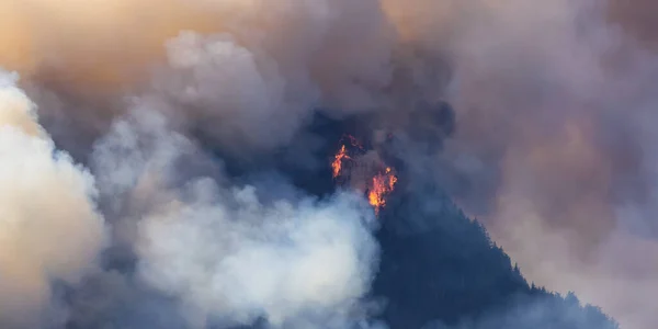 Forest Fire Smoke Sobre Montanha Perto Hope Durante Dia Quente — Fotografia de Stock