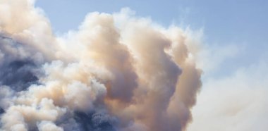 BC Orman Ateşi ve Duman, sıcak ve güneşli bir yaz gününde Umut 'un yakınındaki dağın üzerinde. British Columbia, Kanada. Vahşi yangın doğal afet