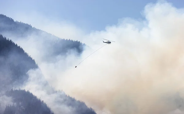 Вертолет Wildfire Service Пролетает Над Лесным Пожаром Дымом Горах Возле — стоковое фото