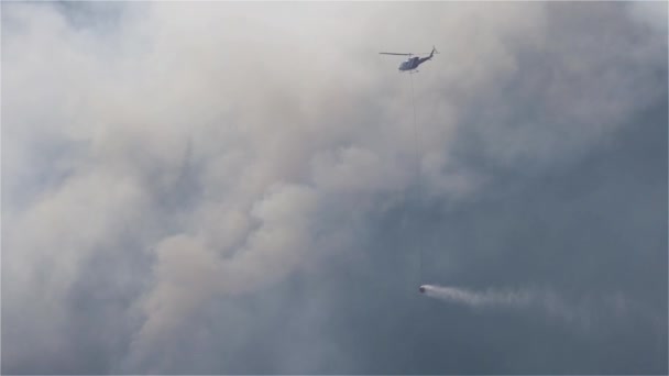 在炎热阳光明媚的夏日 野火服务直升机在霍普附近的山上飞越不列颠哥伦比亚省森林大火和烟雾 不列颠哥伦比亚省 加拿大 自然灾害 慢动作 — 图库视频影像