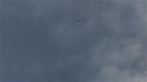 Wildfire Service Helikoptéra Létající Nad Forest Fire Smoke Hoře Poblíž — Stock video