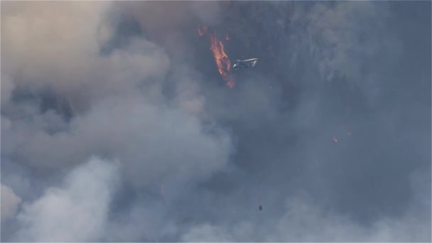 Forest Fire Smoke Sobre Montanha Perto Hope Durante Dia Quente — Vídeo de Stock