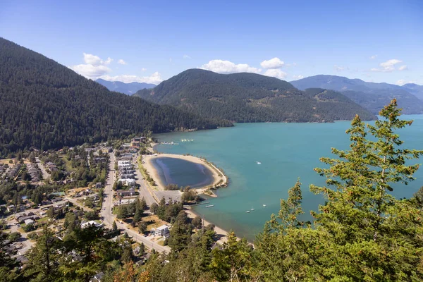 Malé Turistické Městečko Jezera Kanadskou Horskou Krajinou Slunečný Letní Den — Stock fotografie