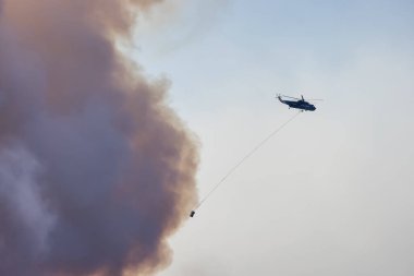Sıcak bir yaz günü, Hope yakınlarındaki dağda, BC Orman Yangını ve Dumanı 'nın üzerinde uçan Wildfire Servis Helikopteri. British Columbia, Kanada. Doğal Felaket